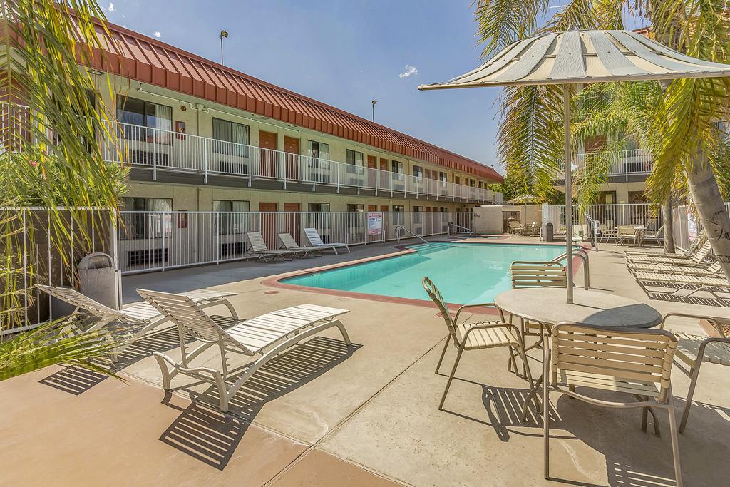 Hotel 6-fresno, Ca - Yosemite Hwy 3*