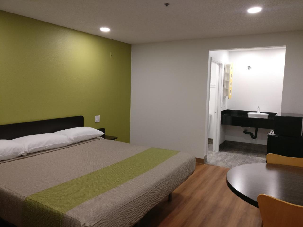 Hotel 6-fresno, Ca - Yosemite Hwy 3*